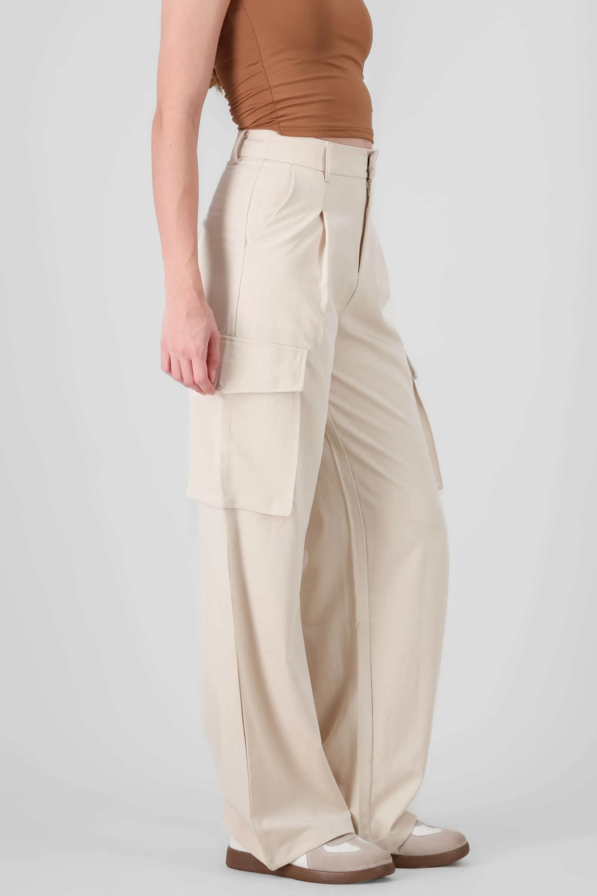 Pantalon sastre detalle bolsas cargo
