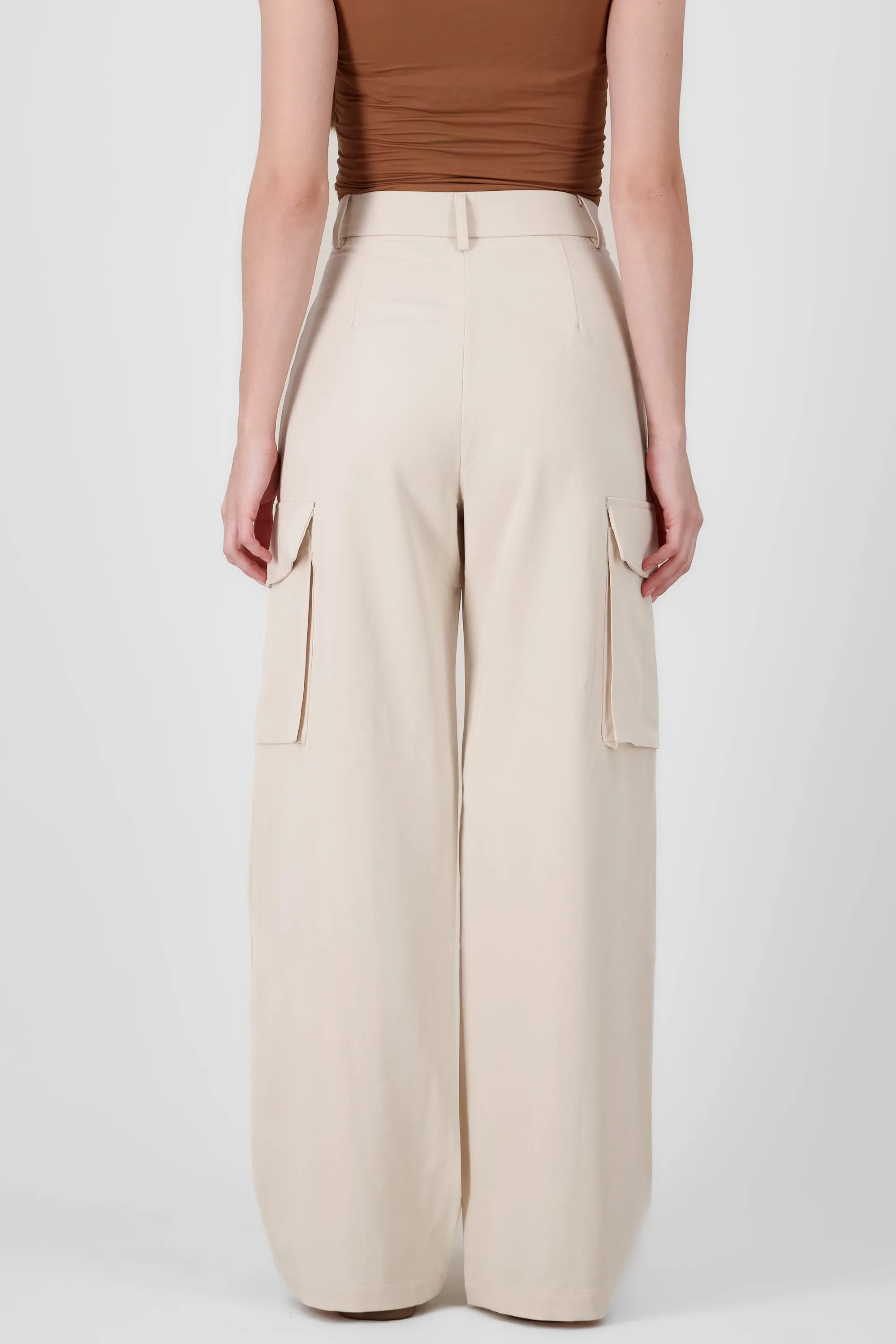 Pantalon sastre detalle bolsas cargo