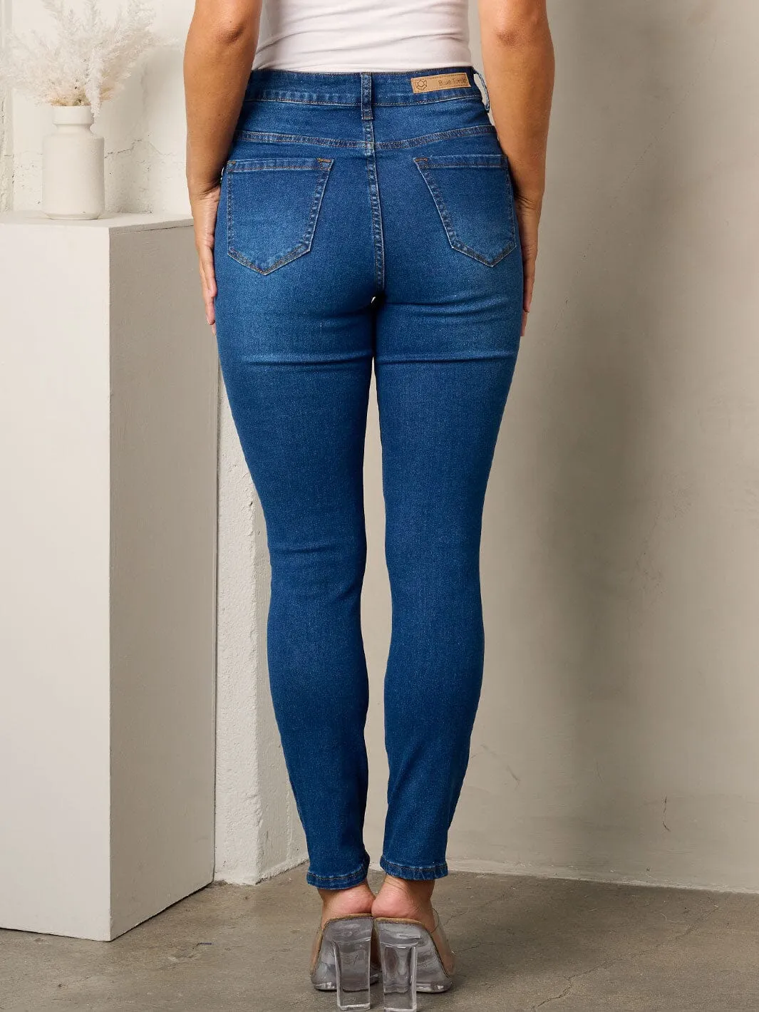 WOMEN'S BUTTON CLOSURE DISTRESSED SKINNY JEANS