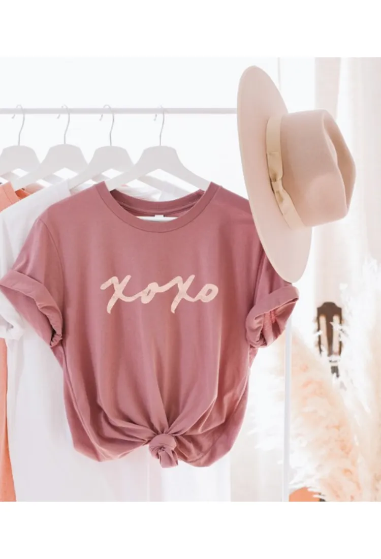 XOXO Graphic Tee in Mauve