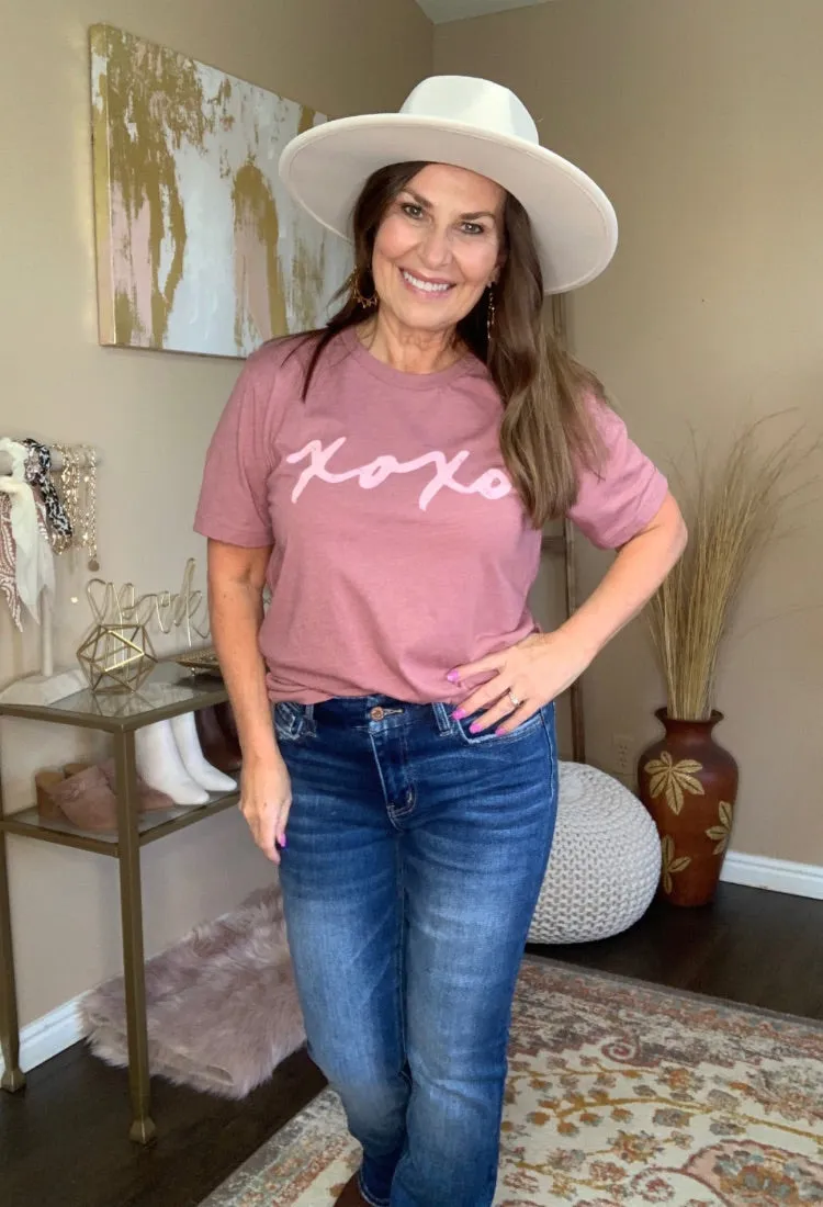 XOXO Graphic Tee in Mauve